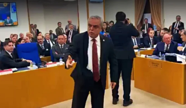 KENDİ PARTİSİNİN FONLADIĞI HALK TV’YE VERDİ VERİŞTİRDİ! CHP’Lİ VEKİL KENDİ PARTİLİ VEKİLLERİNİ KINADI