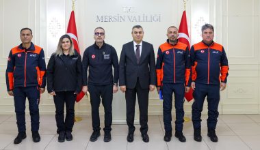 MERSİN VALİSİ ATİLLA TOROS, AFAD’IN 16. KURULUŞ YIL DÖNÜMÜ KAPSAMINDA, ZİYARETİNE GELEN İL AFET VE ACİL DURUM MÜDÜRÜ ALPARSLAN YENİTÜRK İLE GÖRÜŞTÜ