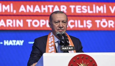 CUMHURBAŞKANI ERDOĞAN: DEPREM TURİSTLERİ GİTTİ, BİZ BURADAYIZ