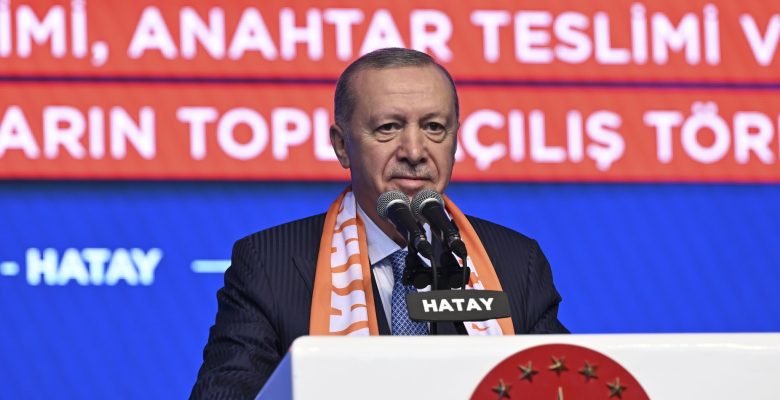 CUMHURBAŞKANI ERDOĞAN: DEPREM TURİSTLERİ GİTTİ, BİZ BURADAYIZ