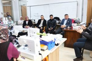 KARAİSALI’DA KADINLAR “HAZIR GİYİM MODEL MAKİNECİ” KURSUNDA BULUŞTU
