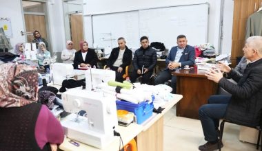 KARAİSALI’DA KADINLAR “HAZIR GİYİM MODEL MAKİNECİ” KURSUNDA BULUŞTU