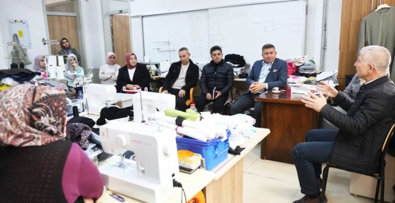 KARAİSALI’DA KADINLAR “HAZIR GİYİM MODEL MAKİNECİ” KURSUNDA BULUŞTU