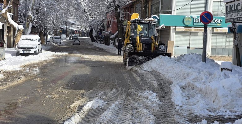 AKÇATEKİR’DE KAR KALINLIĞI 35 SANTİMETREYİ AŞTI: POZANTI BELEDİYESİ TEYAKKUZDA