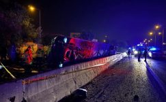 ADANA’DA YOLCU OTOBÜSÜ DEVRİLDİ: 8 KİŞİ YARALANDI