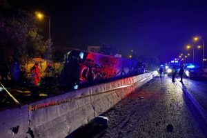 ADANA’DA YOLCU OTOBÜSÜ DEVRİLDİ: 8 KİŞİ YARALANDI