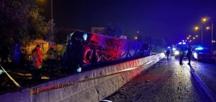 ADANA’DA YOLCU OTOBÜSÜ DEVRİLDİ: 8 KİŞİ YARALANDI