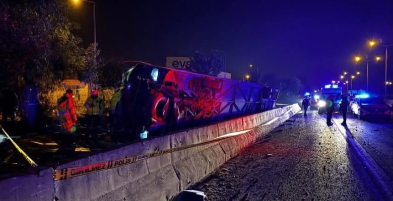 ADANA’DA YOLCU OTOBÜSÜ DEVRİLDİ: 8 KİŞİ YARALANDI