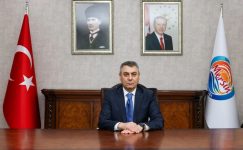 MERSİN VALİSİ ATİLLA TOROS’UN 3 OCAK MERSİN’İN DÜŞMAN İŞGALİNDEN KURTULUŞUNUN 104. YIL DÖNÜMÜ KUTLAMA MESAJI