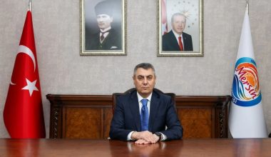 MERSİN VALİSİ ATİLLA TOROS’UN 3 OCAK MERSİN’İN DÜŞMAN İŞGALİNDEN KURTULUŞUNUN 104. YIL DÖNÜMÜ KUTLAMA MESAJI