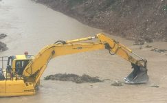 MERSİN’DE YAĞIŞ NEDENİYLE ARAÇLA ÇAYA UÇAN SÜRÜCÜ KEPÇEYLE KURTARILDI