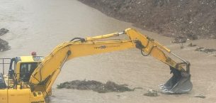 MERSİN’DE YAĞIŞ NEDENİYLE ARAÇLA ÇAYA UÇAN SÜRÜCÜ KEPÇEYLE KURTARILDI