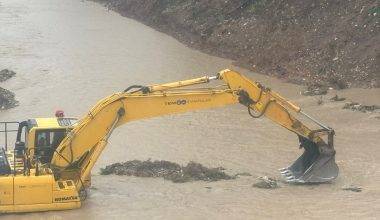 MERSİN’DE YAĞIŞ NEDENİYLE ARAÇLA ÇAYA UÇAN SÜRÜCÜ KEPÇEYLE KURTARILDI
