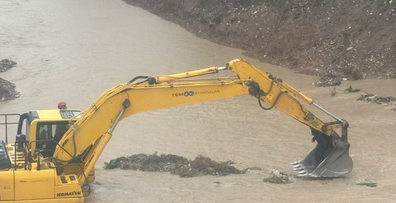 MERSİN’DE YAĞIŞ NEDENİYLE ARAÇLA ÇAYA UÇAN SÜRÜCÜ KEPÇEYLE KURTARILDI