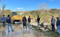 KARAİSALI’DA YOL GENİŞLETME VE MENFEZ TEMİZLİK ÇALIŞMALARI YERİNDE İNCELENDİ