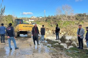 KARAİSALI’DA YOL GENİŞLETME VE MENFEZ TEMİZLİK ÇALIŞMALARI YERİNDE İNCELENDİ