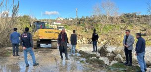 KARAİSALI’DA YOL GENİŞLETME VE MENFEZ TEMİZLİK ÇALIŞMALARI YERİNDE İNCELENDİ