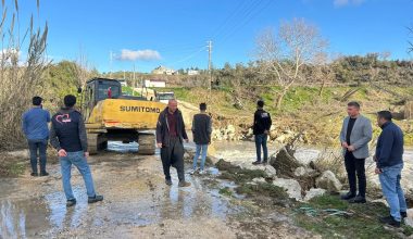 KARAİSALI’DA YOL GENİŞLETME VE MENFEZ TEMİZLİK ÇALIŞMALARI YERİNDE İNCELENDİ
