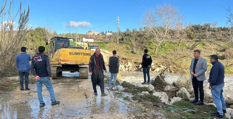 KARAİSALI’DA YOL GENİŞLETME VE MENFEZ TEMİZLİK ÇALIŞMALARI YERİNDE İNCELENDİ