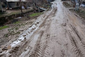 POZANTI’DA YAĞIŞ SONRASI TAŞKIN VE ÇAMUR TEMİZLİĞİ HIZLA TAMAMLANDI