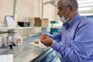 14 MART TIP BAYRAMI’NDA DİŞ HEKİMİ KİMLİĞİYLE DE ÖNE ÇIKAN BİR SİYASETÇİ: BAYRAM ÖZÇELİK