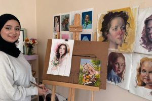 SAVAŞIN İZLERİ TUVALDE DİRENİŞE DÖNÜŞTÜ: GENÇ RESSAM KADINLARIN ACISINI SANATA TAŞIYOR