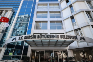 MERSİN BÜYÜKŞEHİR BELEDİYESİ SORUŞTURMASINDA GÖZALTI SAYISI ARTIYOR: 20 KİŞİ DAHA GÖZALTINA ALINDI