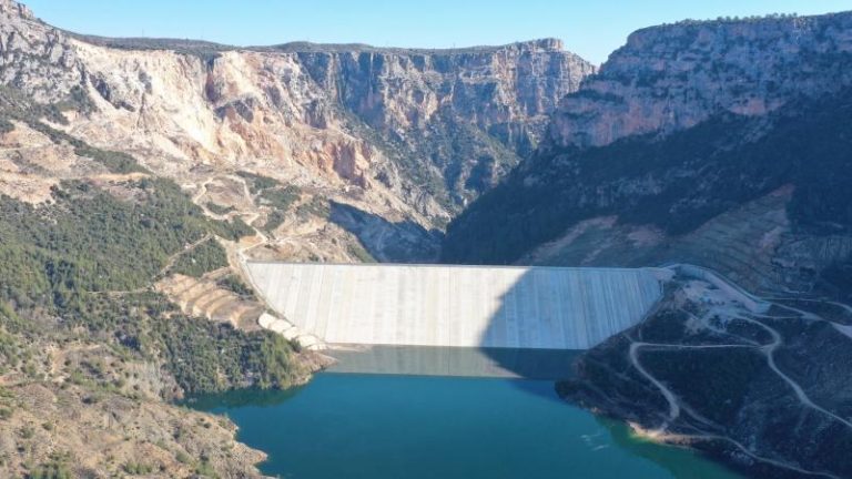 YAĞIŞLAR MERSİN’DE BARAJLARI DOLDURDU: SU SEVİYELERİ HIZLA YÜKSELDİ