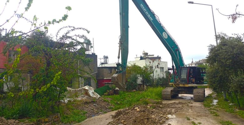 KADİRLİ’DE ŞİDDETLİ YAĞIŞ HAYATI OLUMSUZ ETKİLEDİ: DSİ EKİPLERİ İLK ANDAN İTİBAREN AFET BÖLGESİNDE