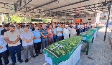 TARSUS’TAKİ DENİZ FACİASINDA ACI VEDA: AYNI AİLEDEN 4 KİŞİ TOPRAĞA VERİLDİ