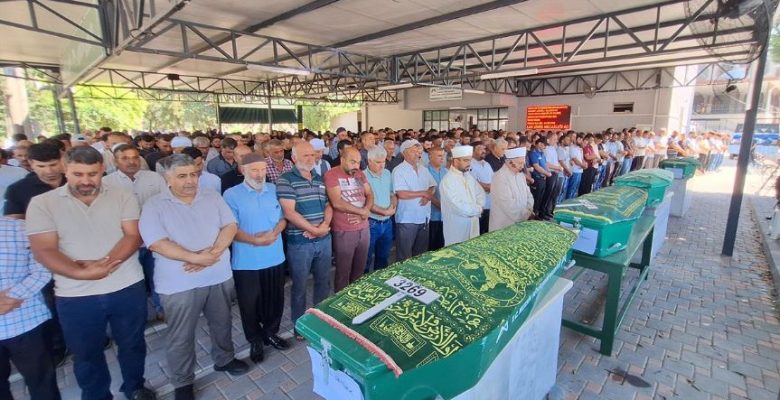 TARSUS’TAKİ DENİZ FACİASINDA ACI VEDA: AYNI AİLEDEN 4 KİŞİ TOPRAĞA VERİLDİ