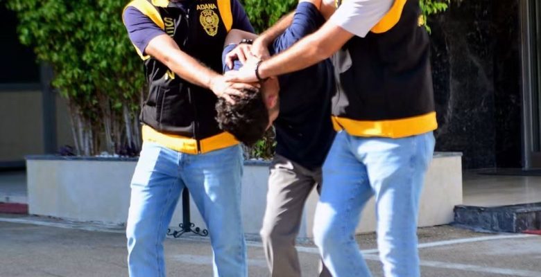ADANA’DA 317 SUÇTAN ARANAN FİRARİ HÜKÜMLÜ YAKALANDI!