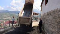 POZANTI’DA ASFALT ÇALIŞMALARI HIZ KESMEDEN SÜRÜYOR