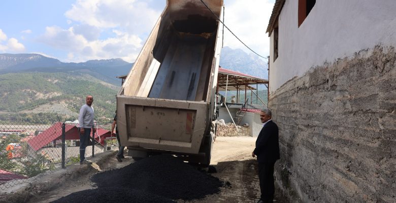 POZANTI’DA ASFALT ÇALIŞMALARI HIZ KESMEDEN SÜRÜYOR